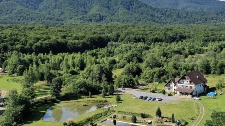 Vila Valea Sălbatică (lac de pescuit)